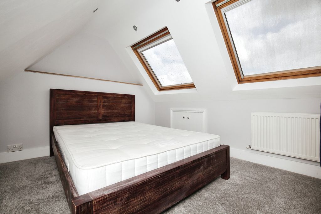 Property photo 2 of 6 Bedroom