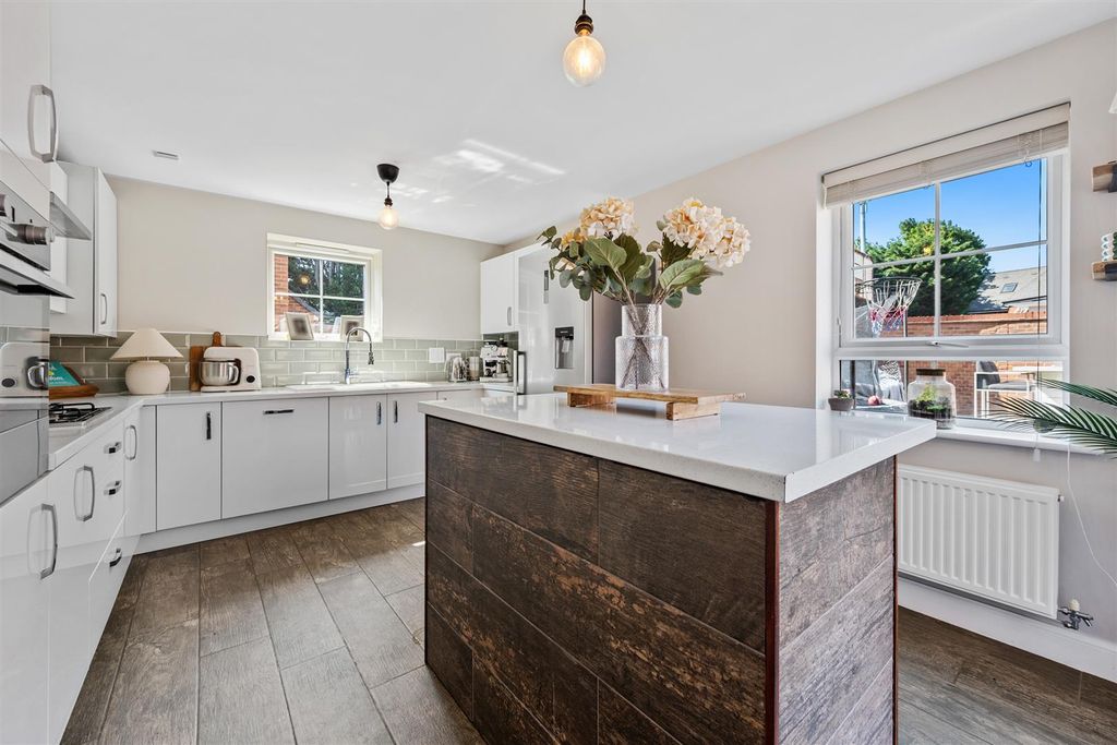 Property photo 2 of 32 Kitchen/Breakfast Room