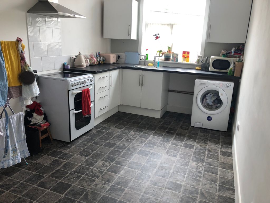 Property photo 1 of 5 2 Bed Flat To Rent Barrack Road, Christchurch Bh23