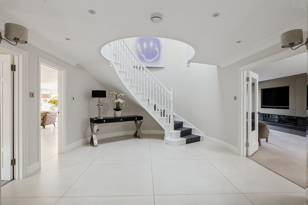 Property photo 2 of 22 Entrance Hall
