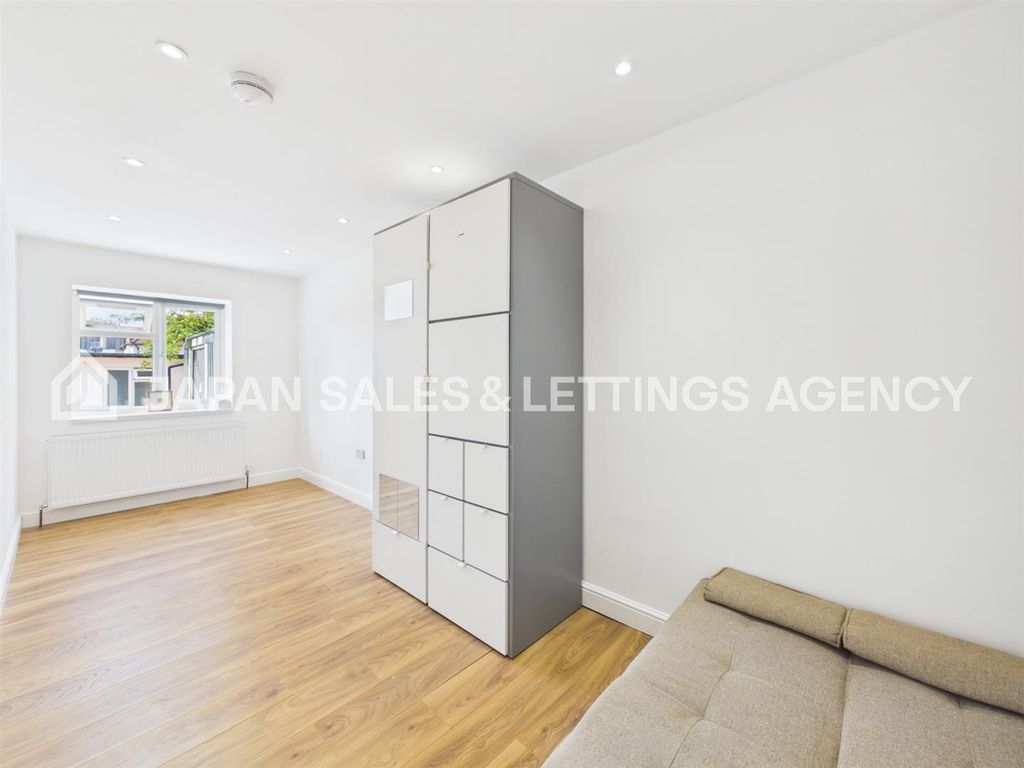Property photo 3 of 7 Cam04401G0-Pr0157-Still005.Jpg