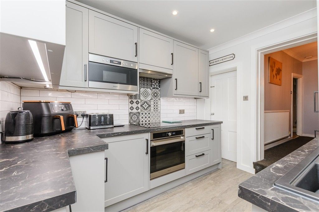 Property photo 3 of 10 Kitchen