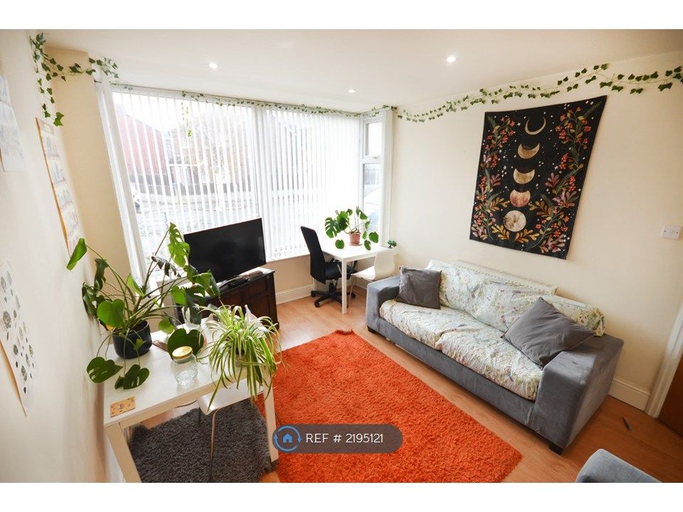 Property photo 3 of 14 Lounge