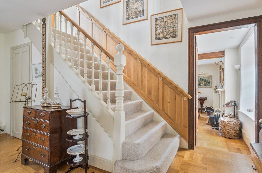 Property photo 3 of 21 Entrance Hall