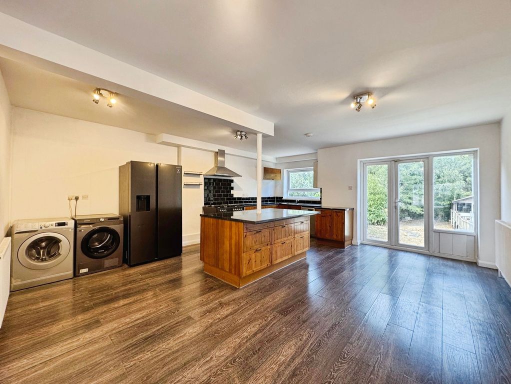 Property photo 3 of 17 Kitchen/Dining Area