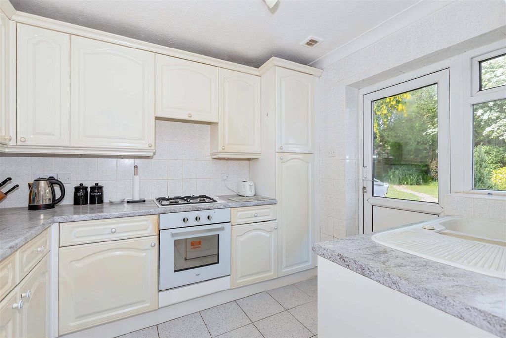 Property photo 2 of 14 New Hayling Rise-1.Jpg