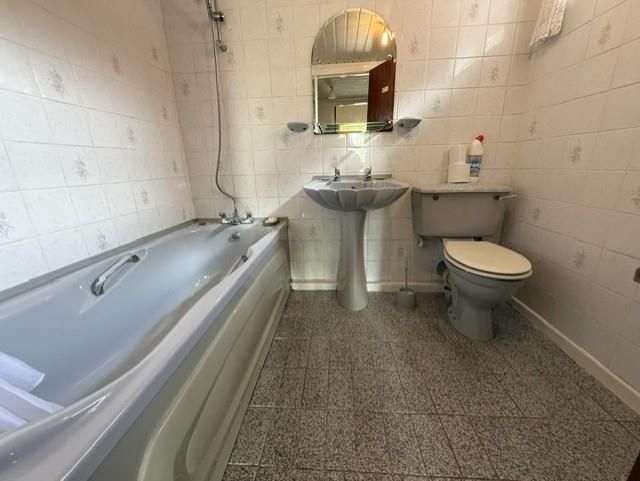 Property photo 3 of 17 Bathroom