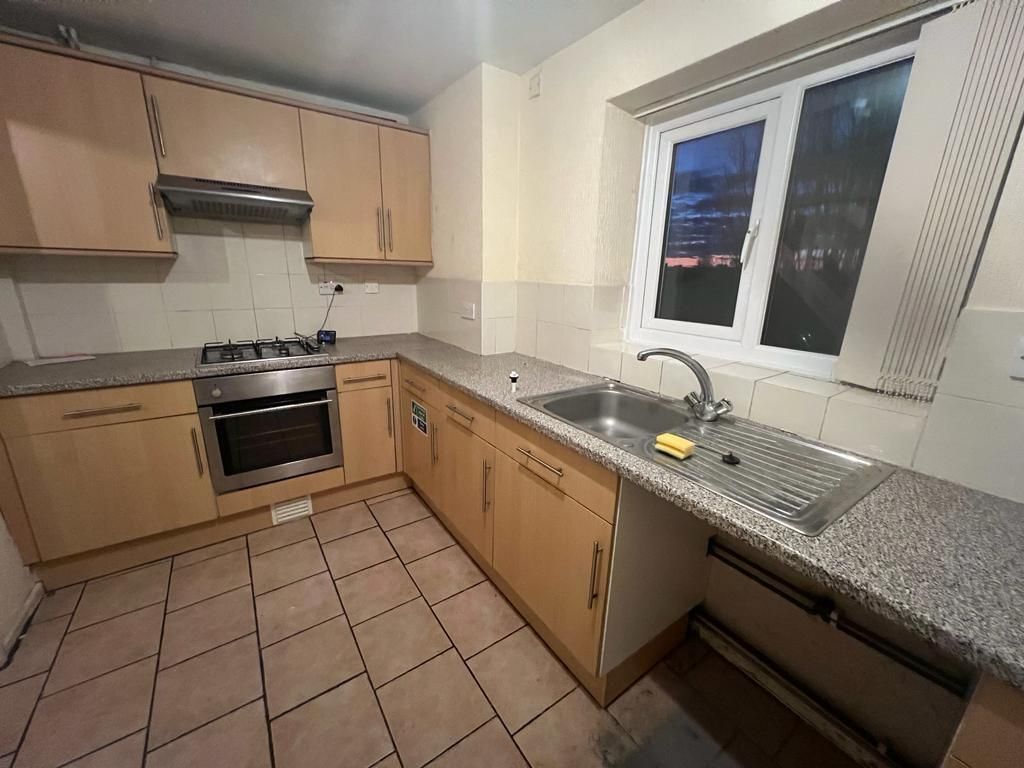 Property photo 3 of 6 Kitchen