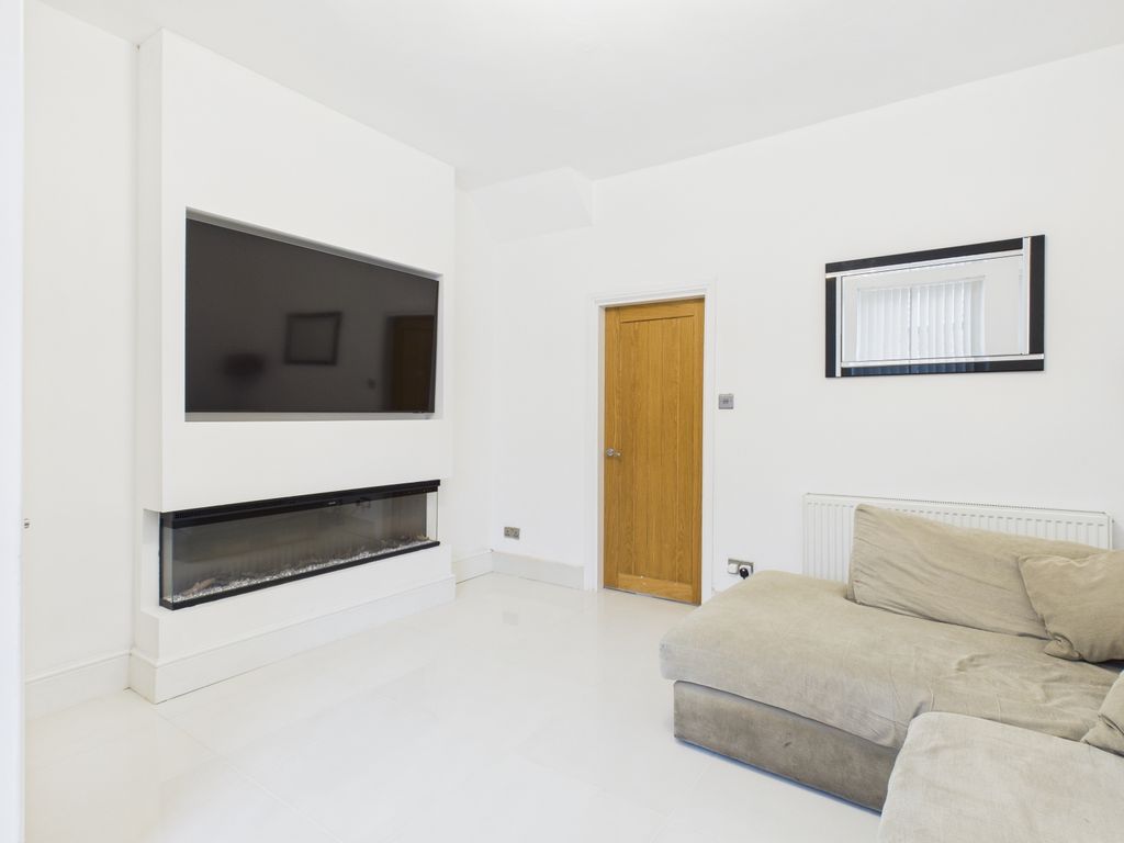 Property photo 2 of 19 Cam03729G0-Pr0170-Still004