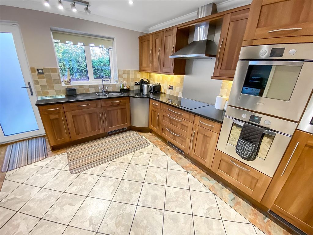 Property photo 3 of 16 Kitchen (1).Jpg