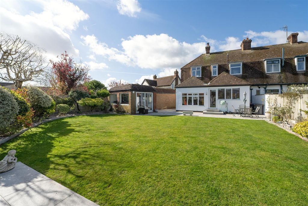 Property photo 2 of 18 Fair Lawn, Chestfield, Whitstable