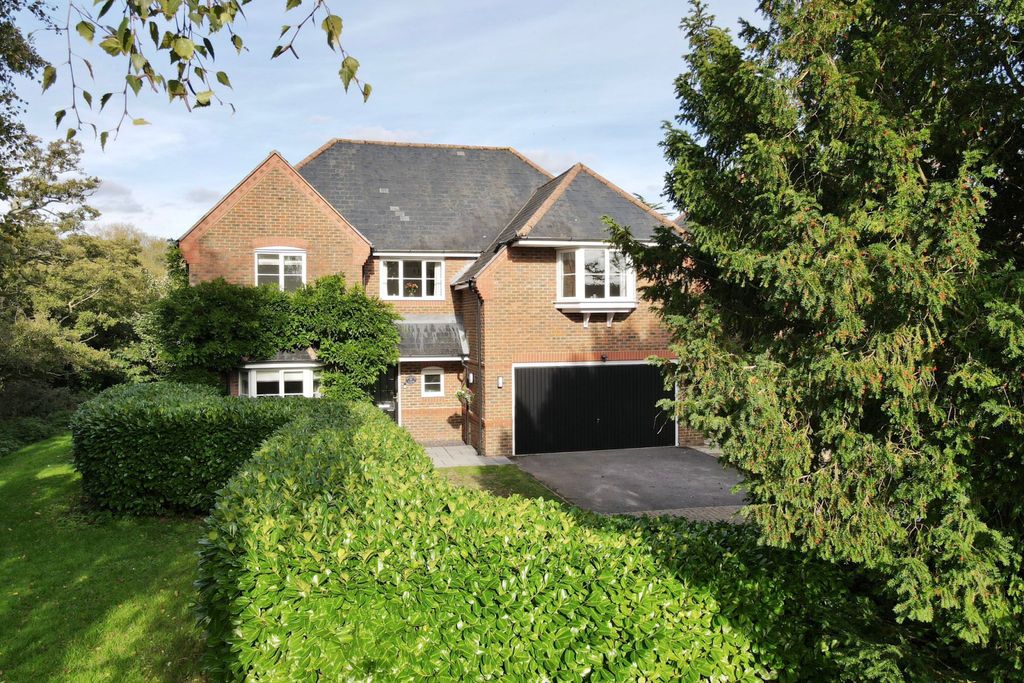 Property photo 1 of 46 5 Bedroom Detached Family Home