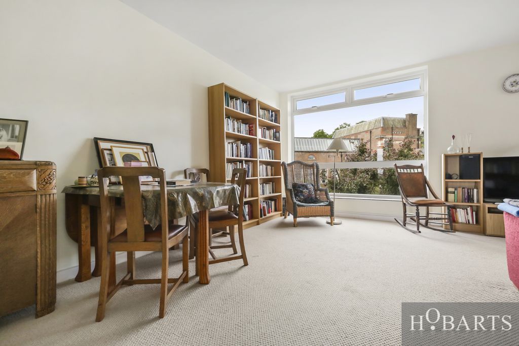 Property photo 1 of 12 2Â Bedroom Flat For Sale