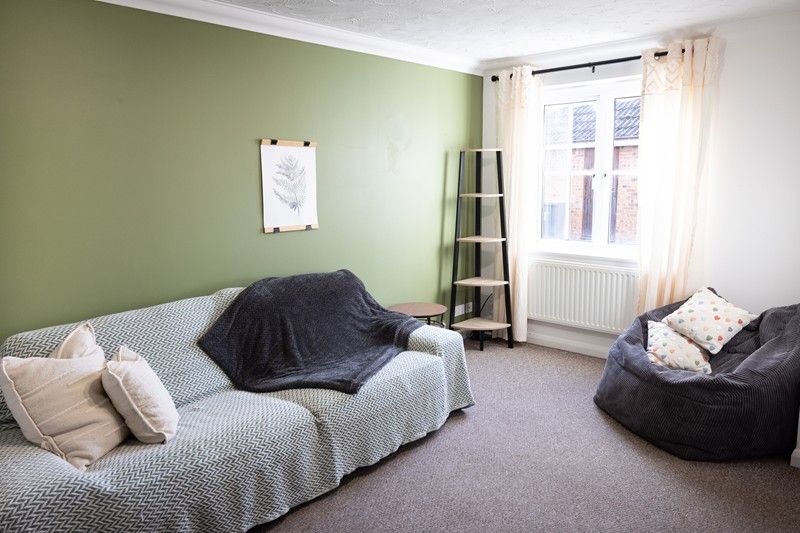 Property photo 3 of 10 Lounge.