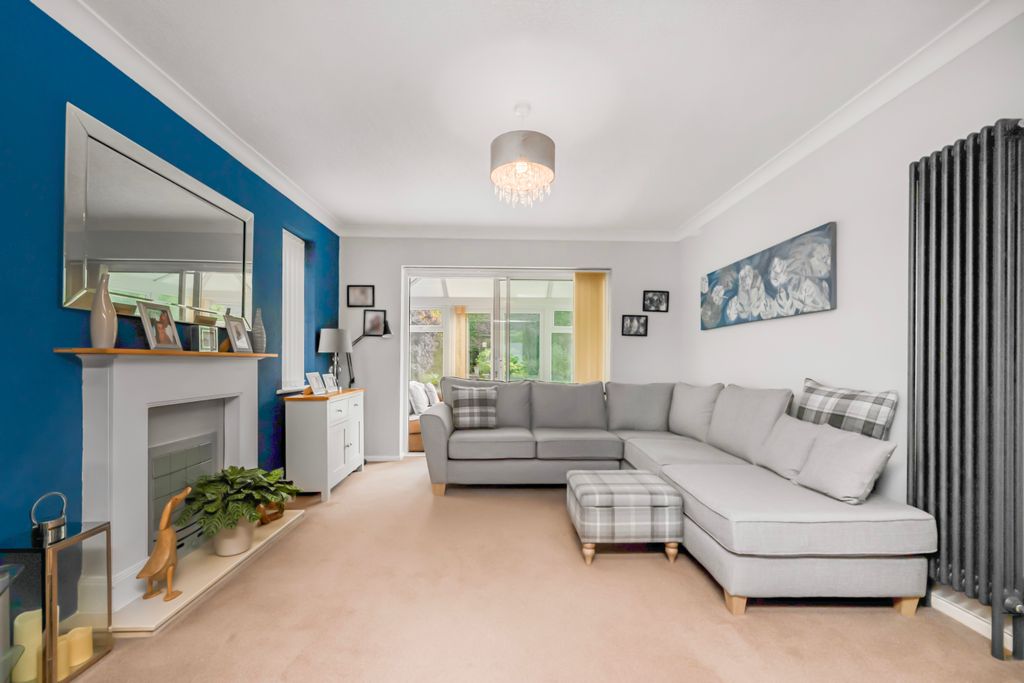 Property photo 3 of 32 Lounge