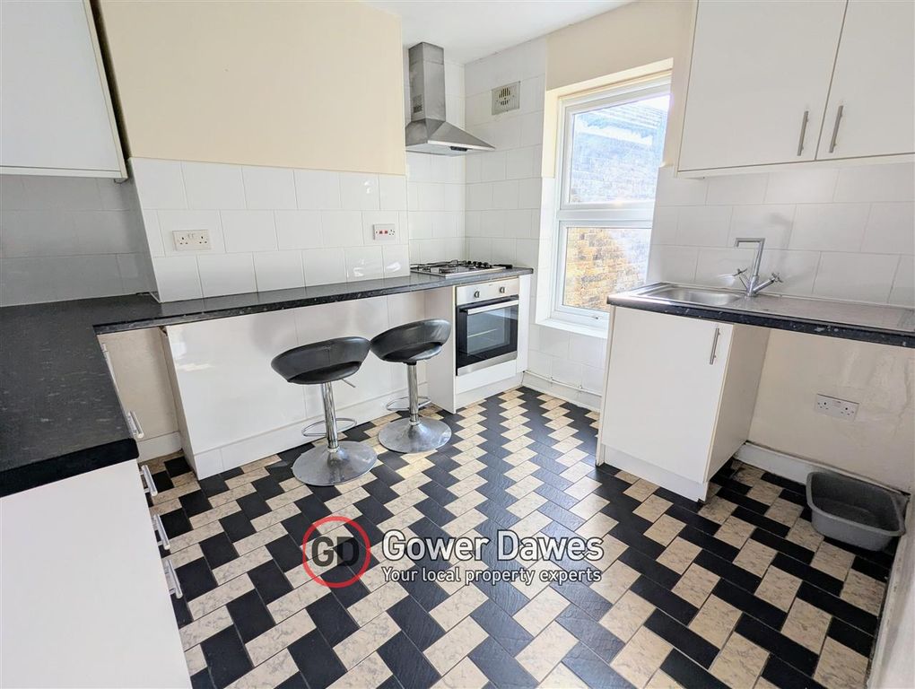 Property photo 3 of 7 Kitchen