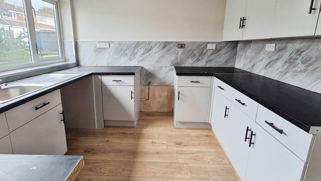 Property photo 3 of 16 Kitchen