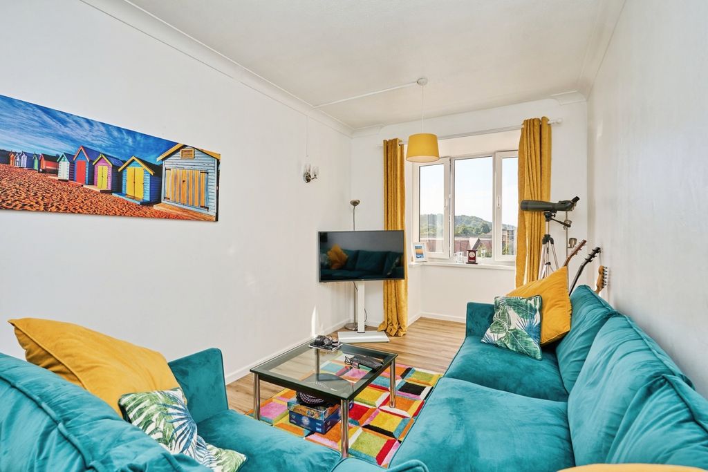 Property photo 2 of 7 Living Area