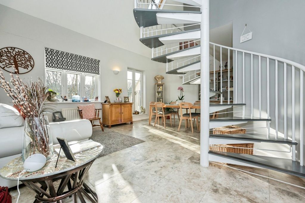 Property photo 2 of 24