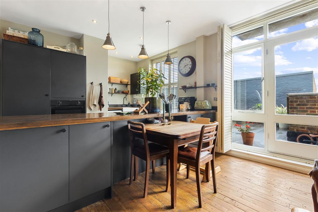 Property photo 2 of 7 Kitchen / Dining