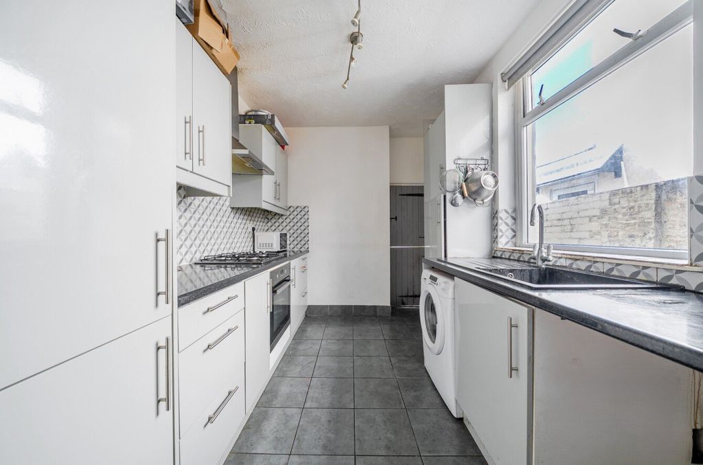 Property photo 2 of 11 Picture No. 30