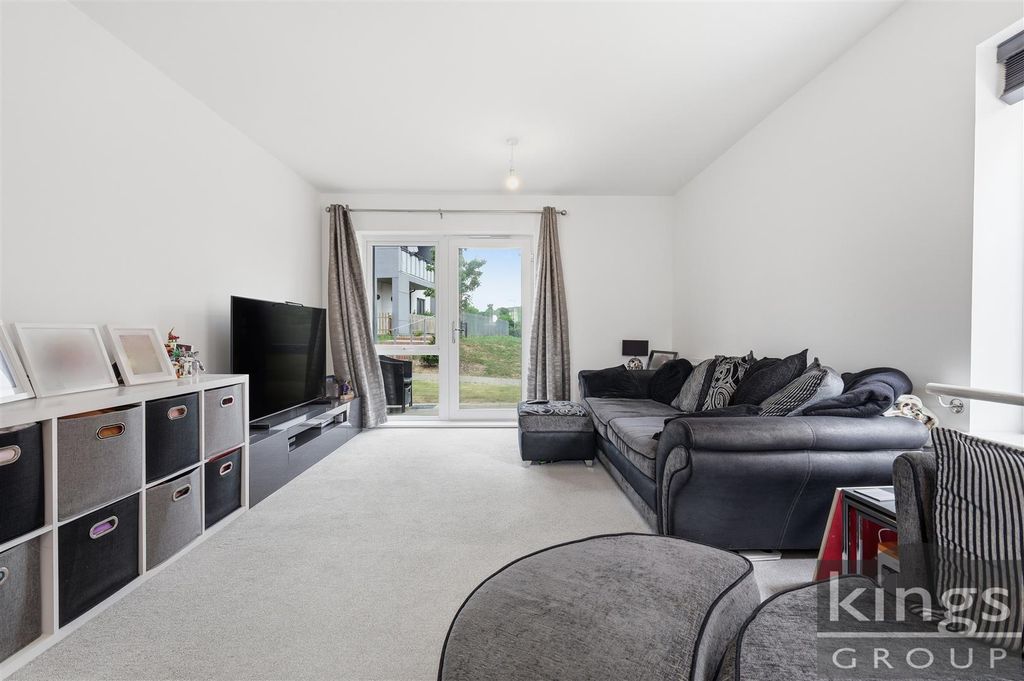 Property photo 2 of 16 8_26999bae-6d3A-4708-Ae1B-12A61Ae85F89.Jpg
