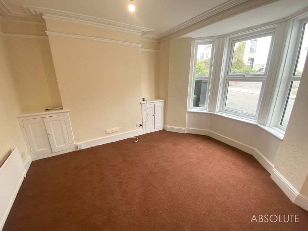 Property photo 3 of 14 Lounge