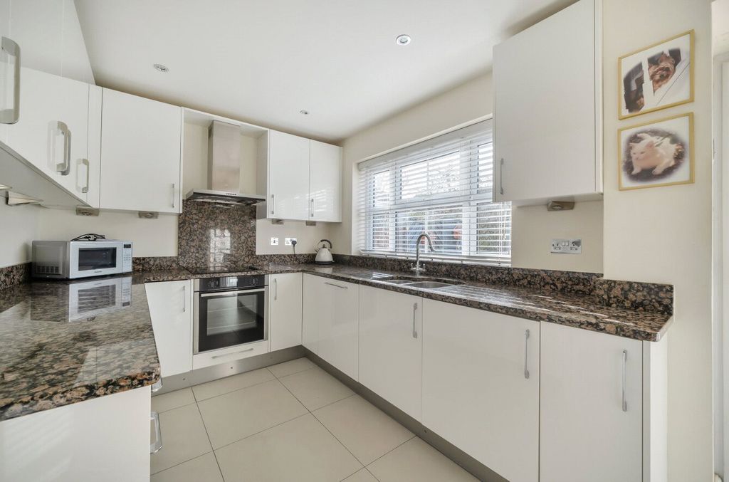 Property photo 3 of 17 1408800-20-699443...