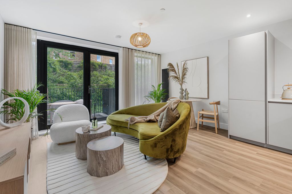 Property photo 2 of 9 Show Home