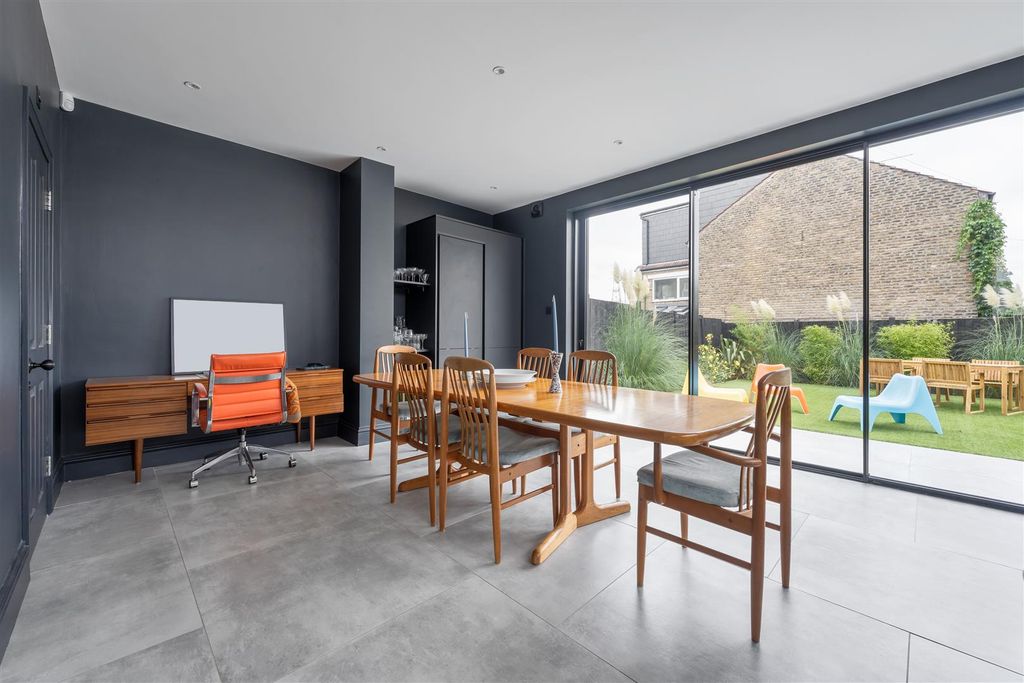 Property photo 3 of 41 Ashford Road, E18