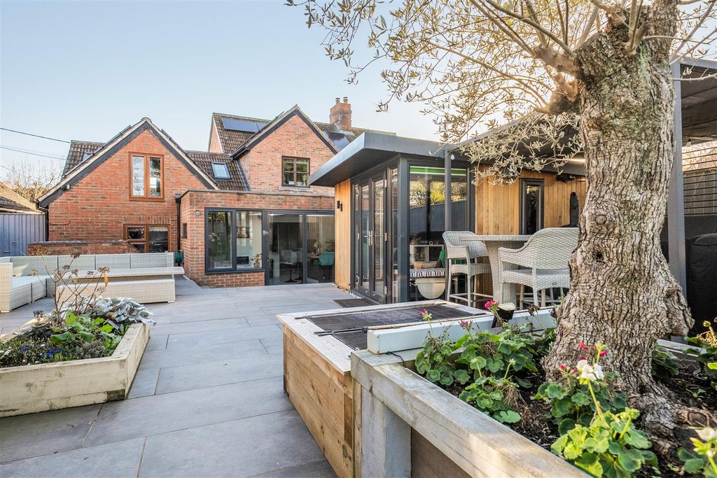 Property photo 2 of 29 1382803-5-691B2Ad8c2B8A.Jpg