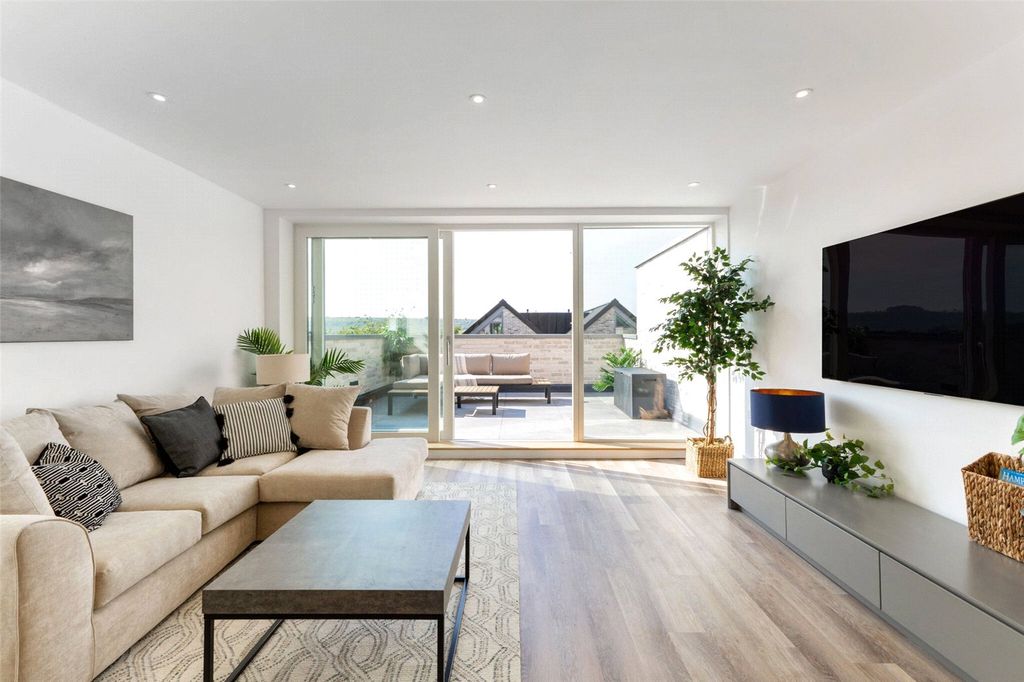 Property photo 3 of 14 Show Home