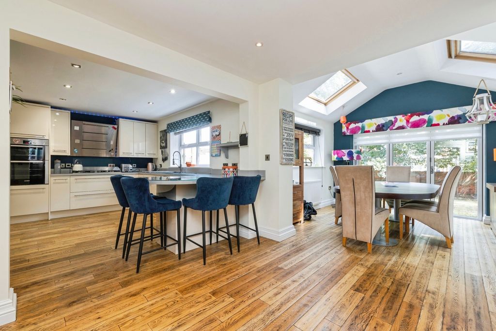 Property photo 3 of 25 Pbox-Img.Jpg