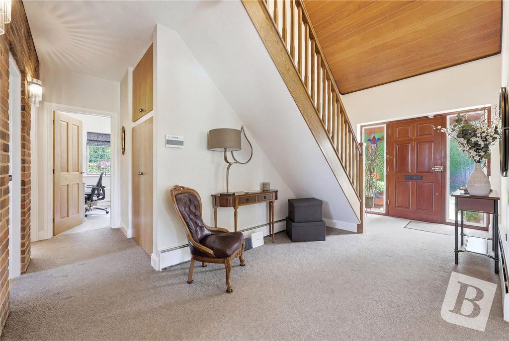 Property photo 2 of 38 Entrance Hall