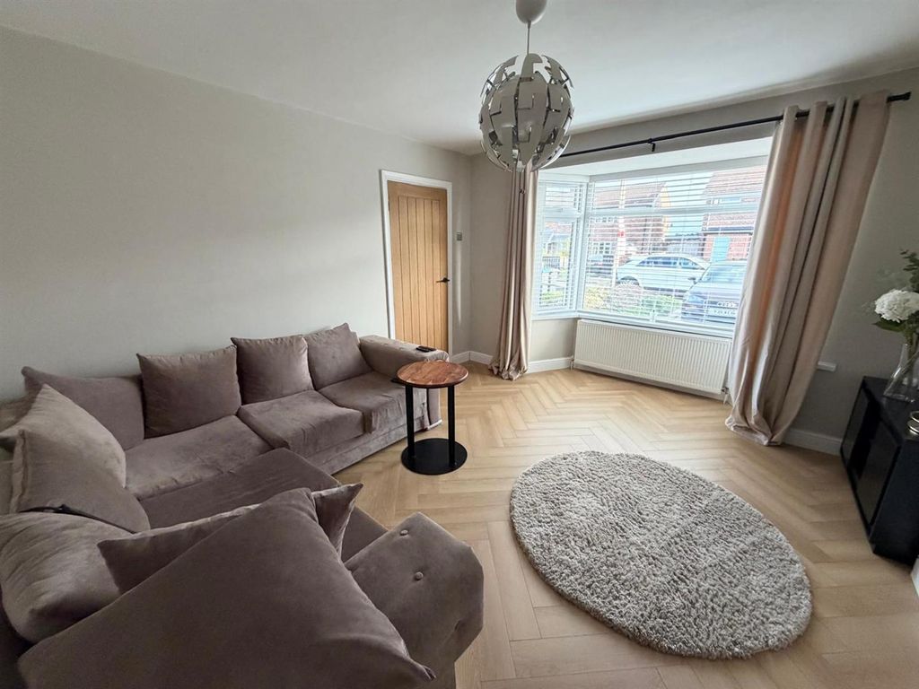 Property photo 3 of 11 Lounge