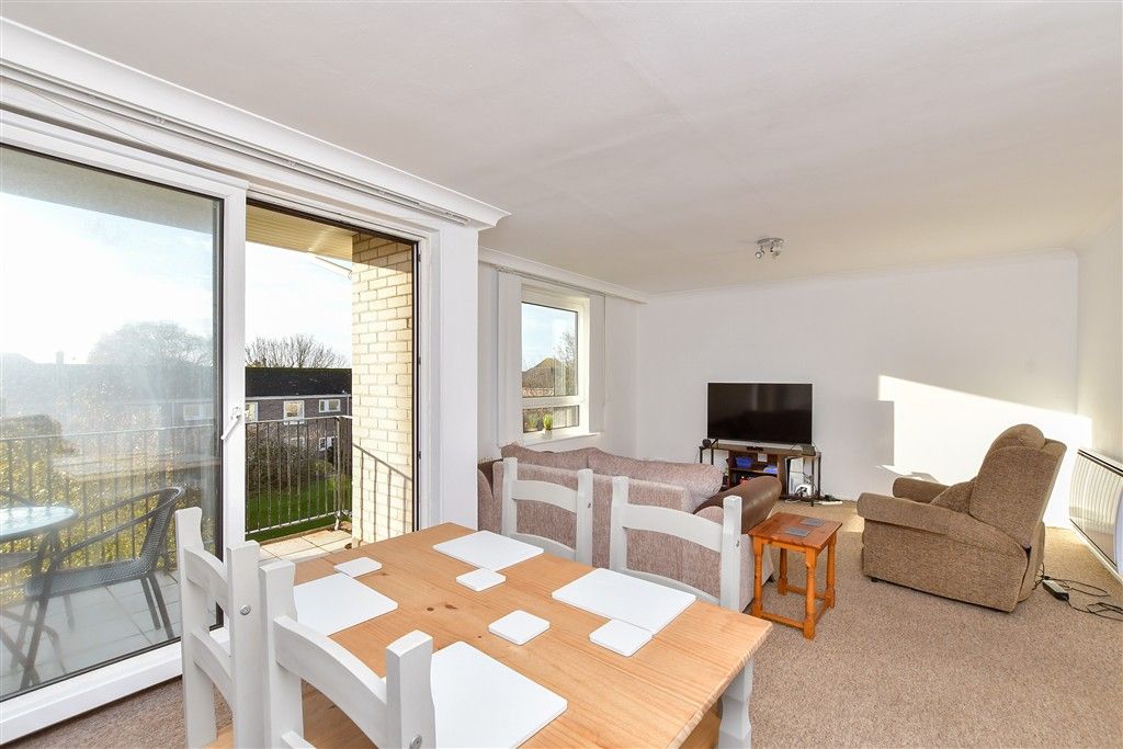 Property photo 2 of 11 Lounge