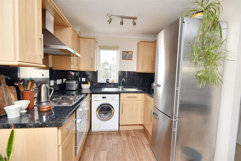 Property photo 2 of 6 Kitchen