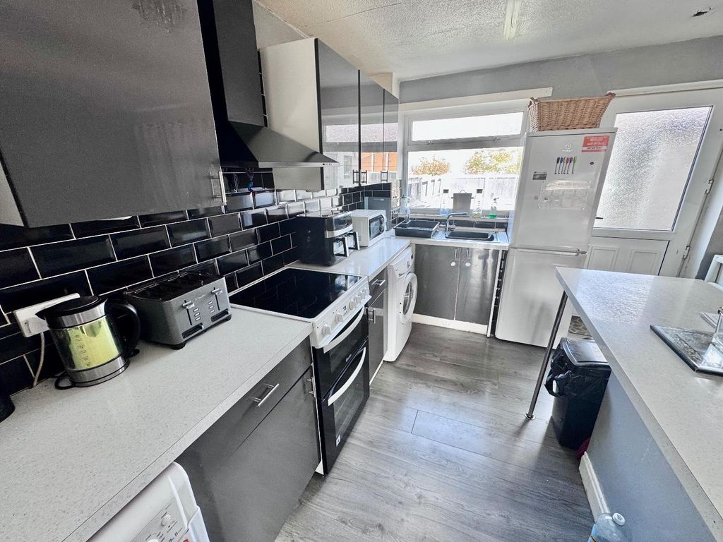 Property photo 2 of 9 Kitchen