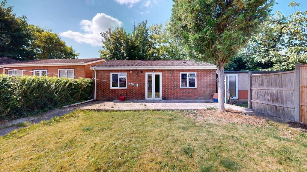 Property photo 1 of 15 A Spacious And Well-Maintained Garden Area With Lu...
