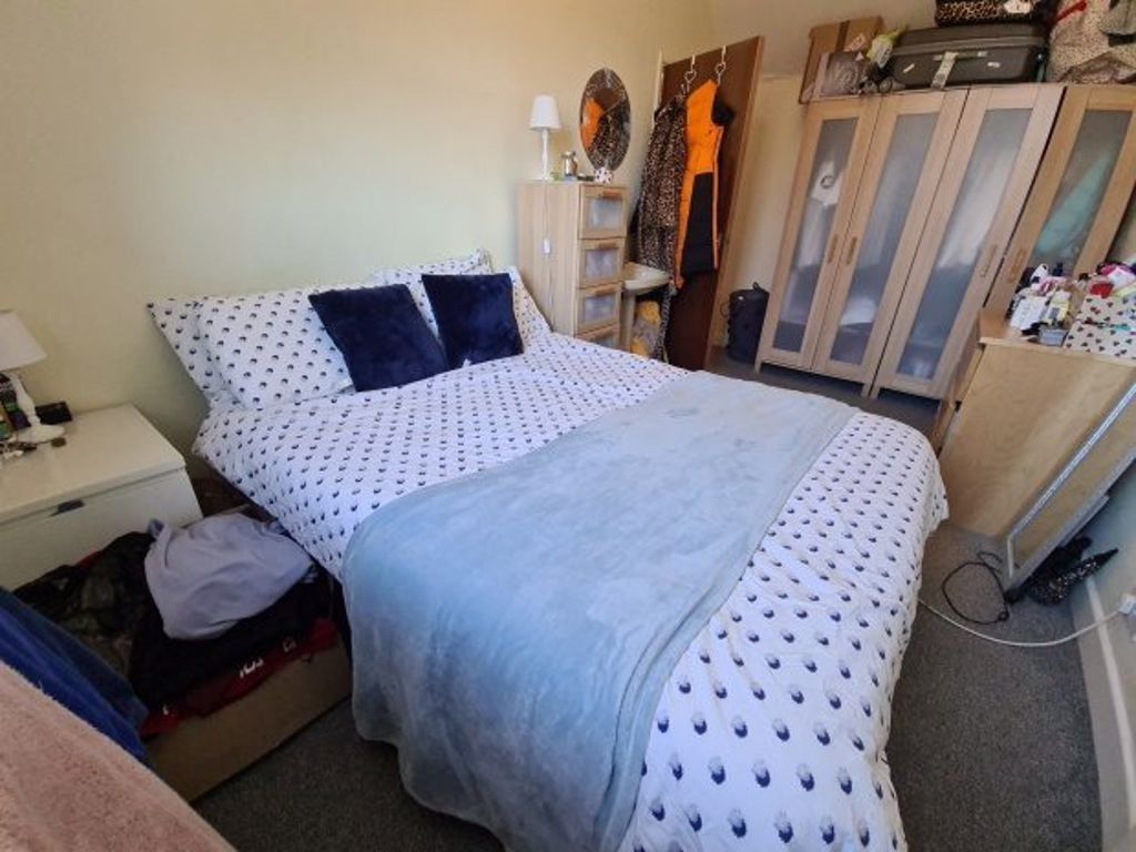 Property photo 1 of 7 A Spacious And Well-Maintained Master Bedroom Feat...