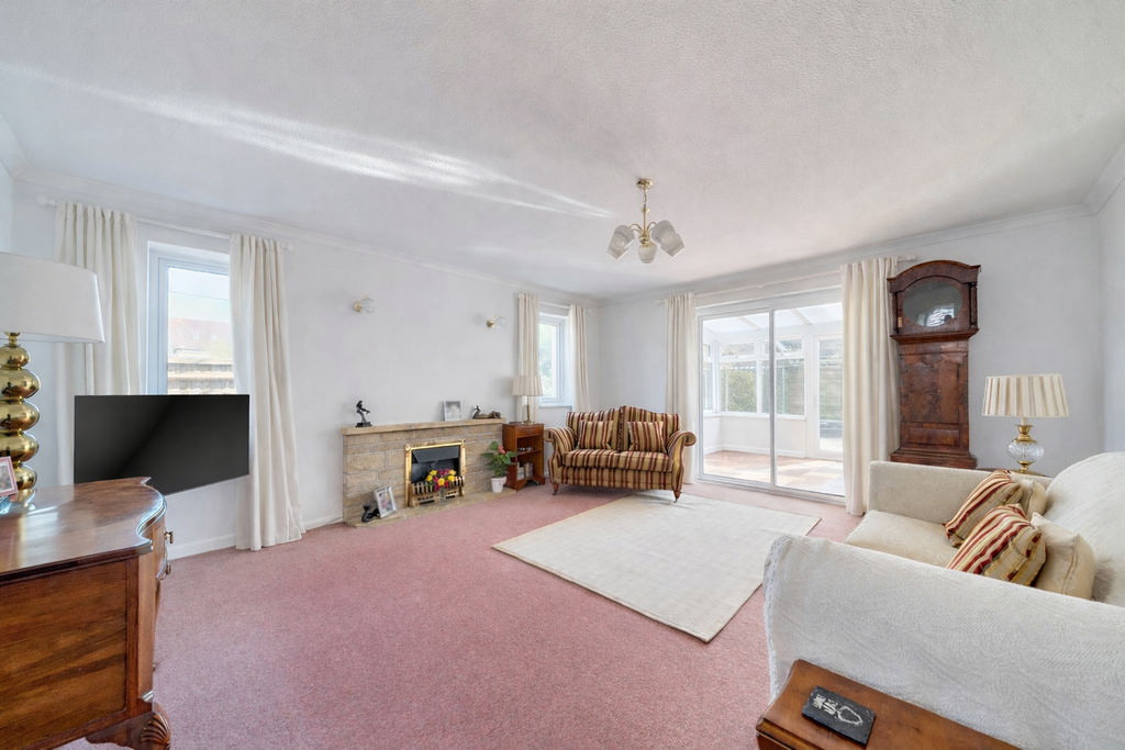 Property photo 3 of 16 Livingroom