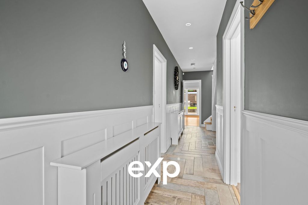 Property photo 2 of 28