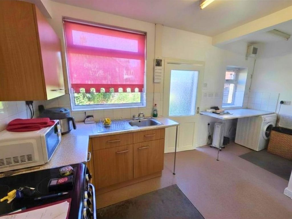 Property photo 3 of 9 51 Newark - Kitchen.Jpg