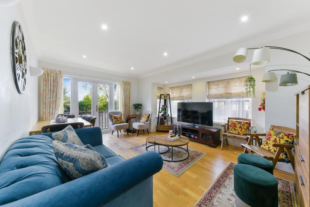 Property photo 2 of 12 The Oval (19).Jpg