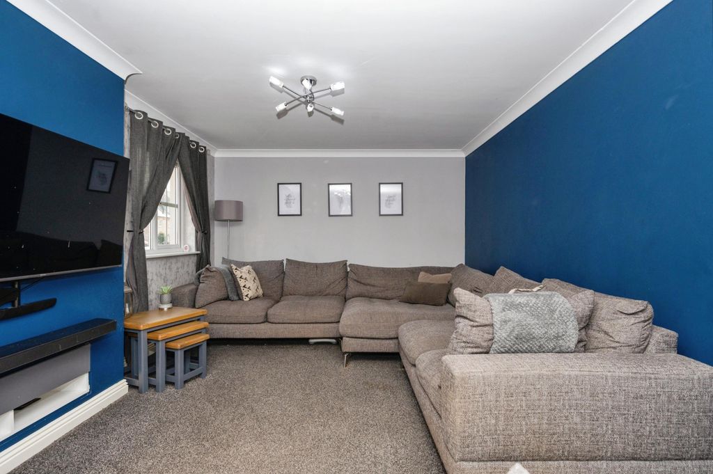 Property photo 2 of 27