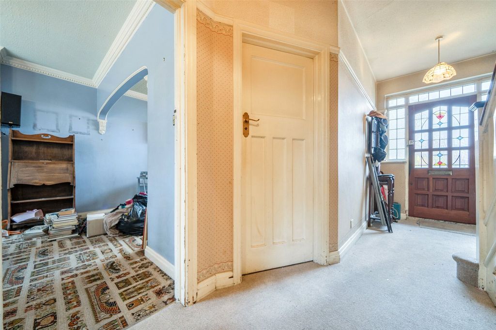 Property photo 2 of 21 Hallway