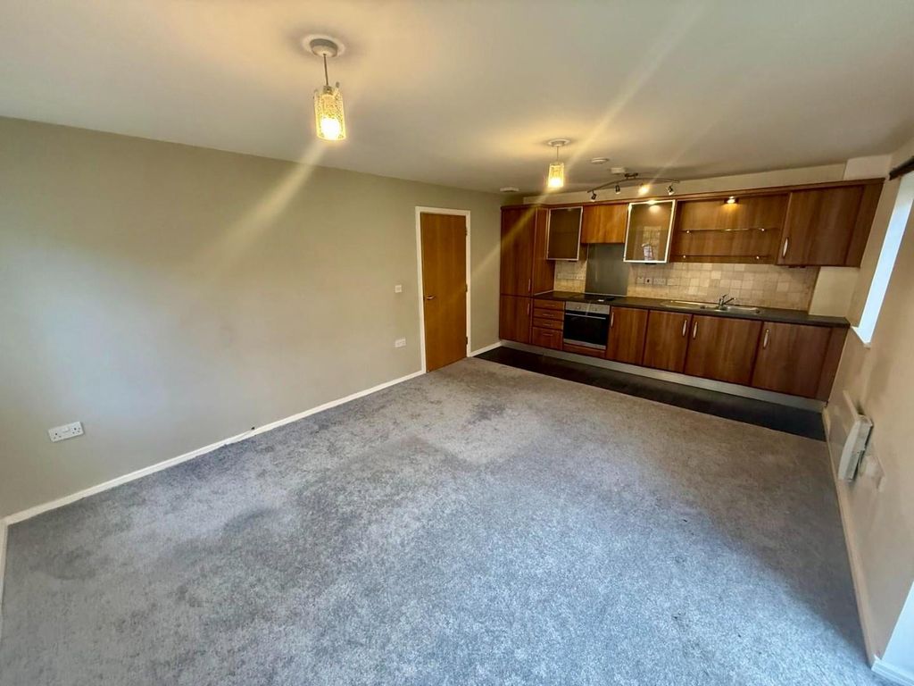 Property photo 3 of 8 Lounge/Kitchen