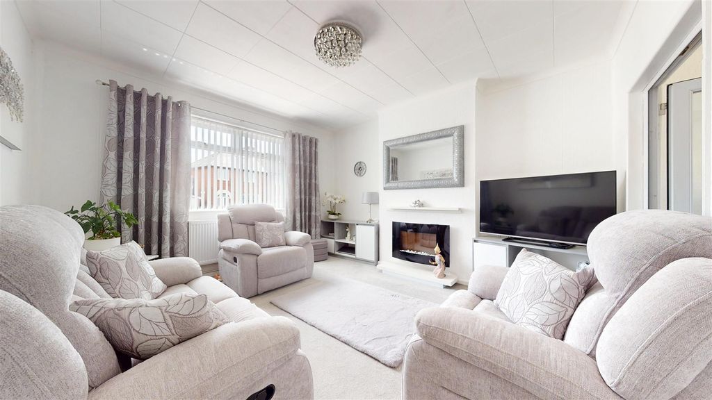 Property photo 2 of 28 Hawthorn Avenue Living Room
