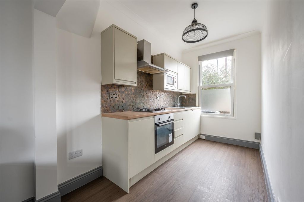 Property photo 3 of 16 Helena Road, E17