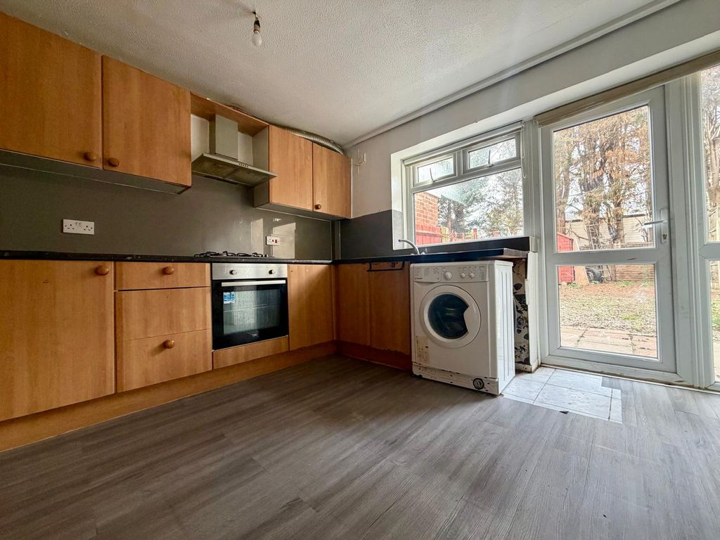Property photo 1 of 9 Dobbin Close, Harrow Ha3 7Lp
